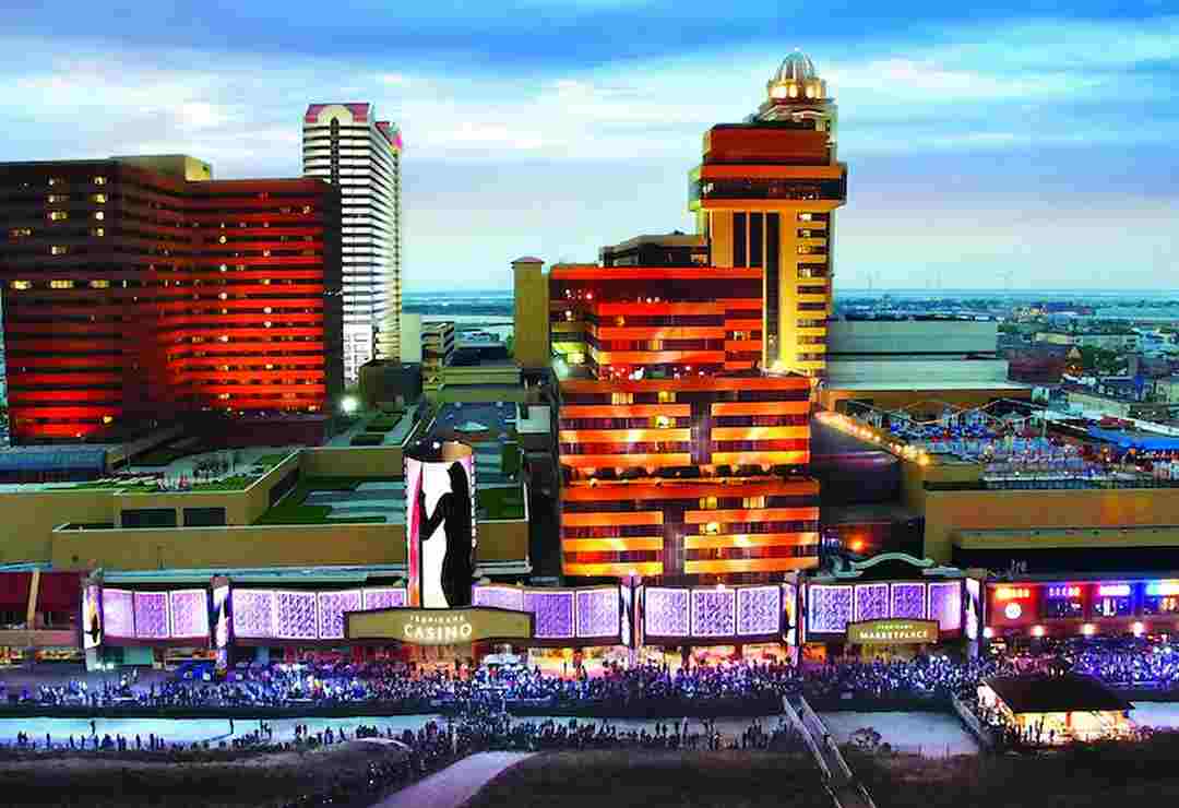 Sự nhộn nhịp của sòng bạc Tropicana về đêm