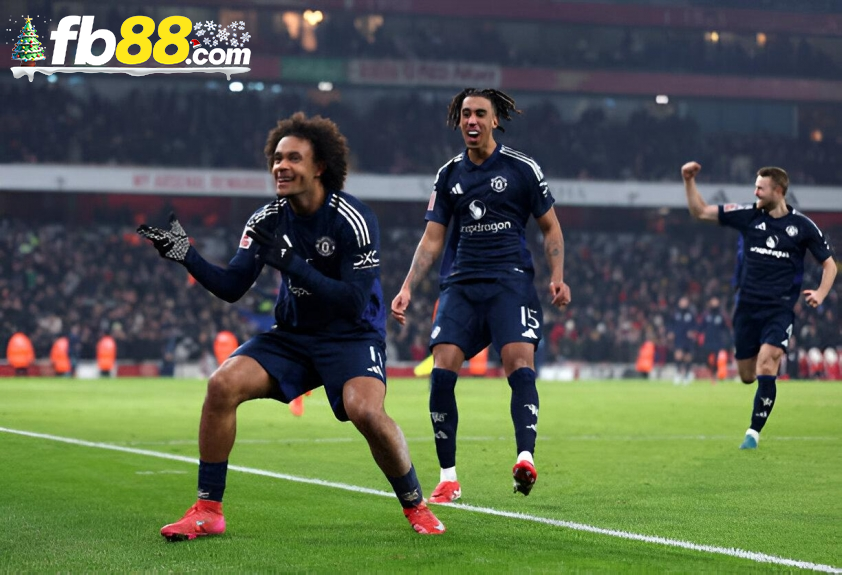 MU giành chiến thắng kịch tính trên sân của Arsenal (Ảnh: Getty).