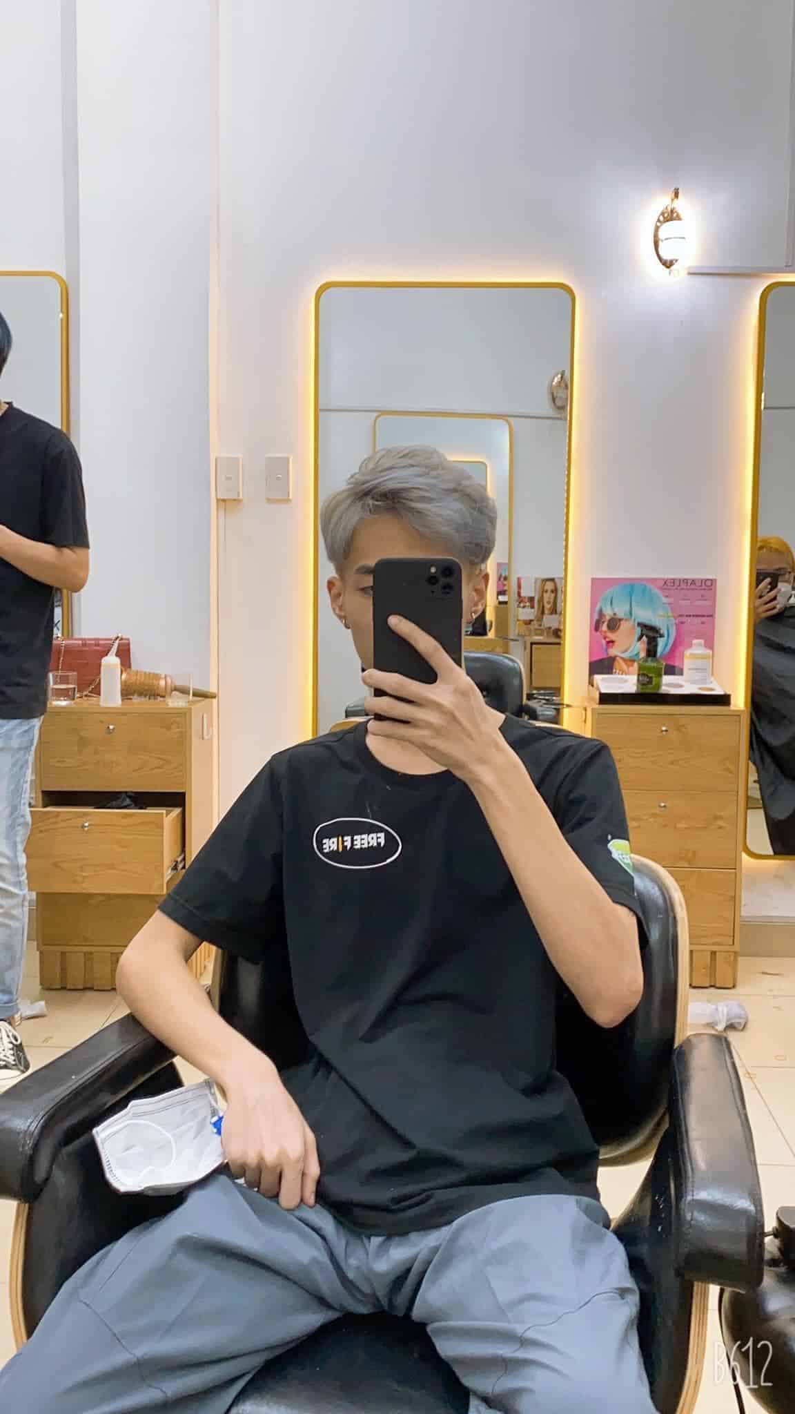 Hình Đức Mõm đi cắt tóc
