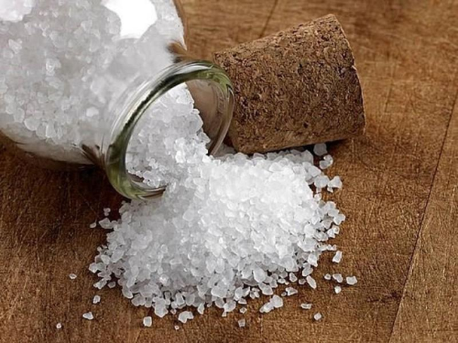 2. Dùng muối để xua đuổi đen đủi